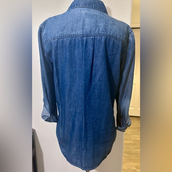 Chico’s Distressed Lightweight Denim Shirt Roll Up Sleeves Size 0 - Picture 5 of 6